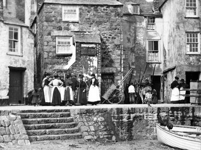 Donne sul lungomare a St Ives, c.1890 da English Photographer